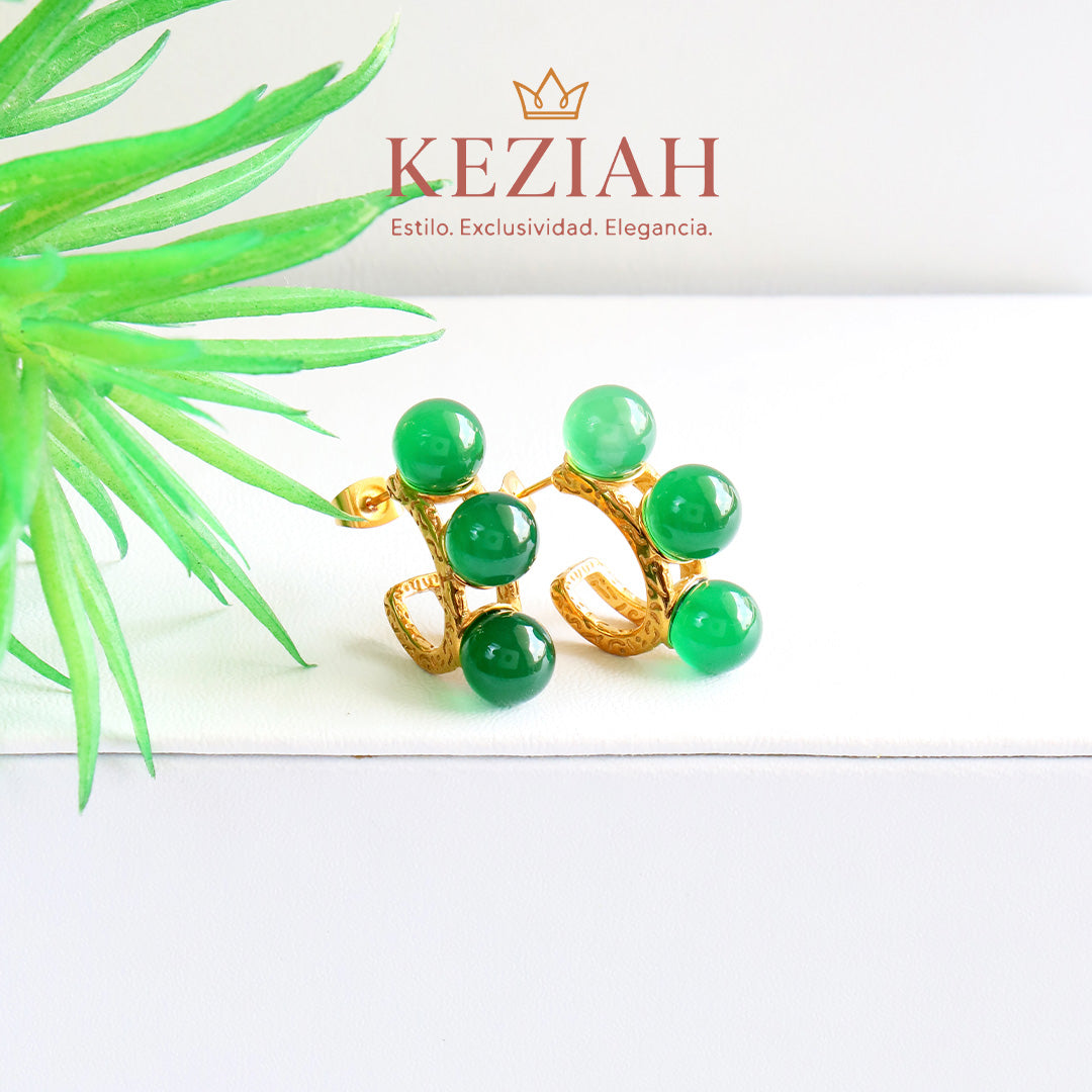 ✨ Aretes Dorado Minimalistas – Acero Quirúrgico 316L , Waterproof - Cuentas Verdes y Herrajes dorados.