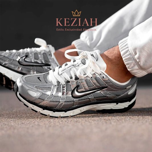 Nike P-6000 en color plateado metálico.