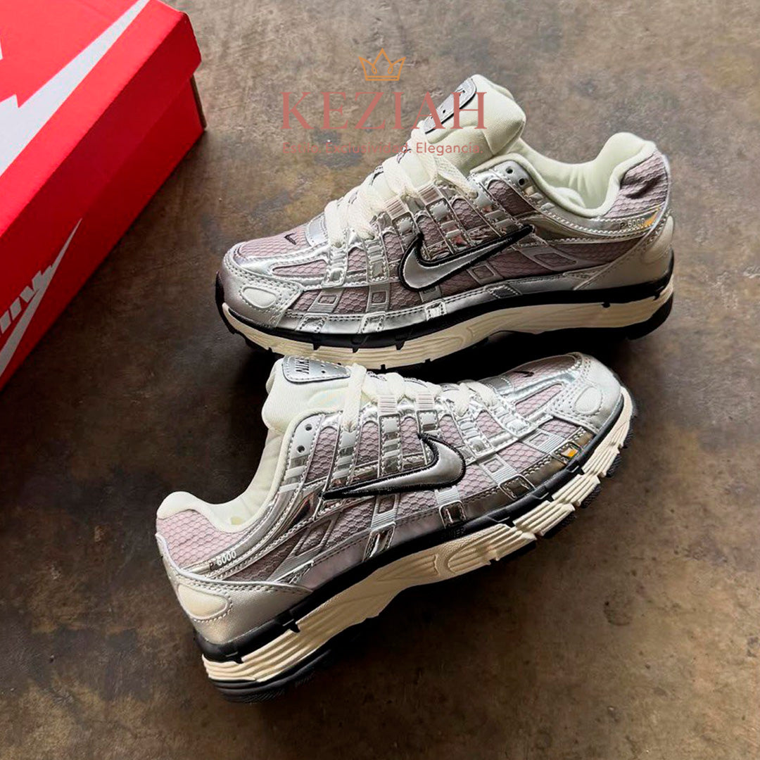 Nike P-6000 en color plateado metálico.