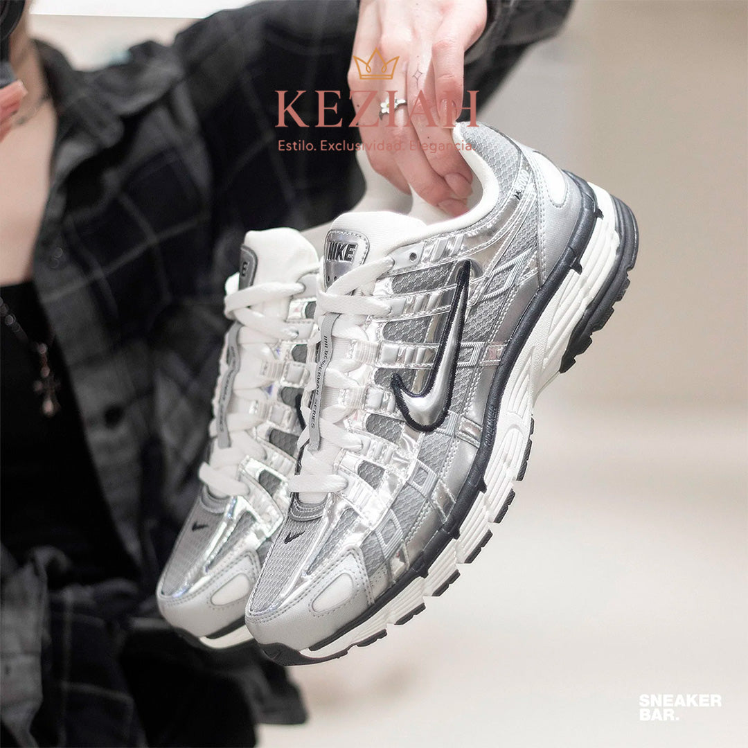 Nike P-6000 en color plateado metálico.