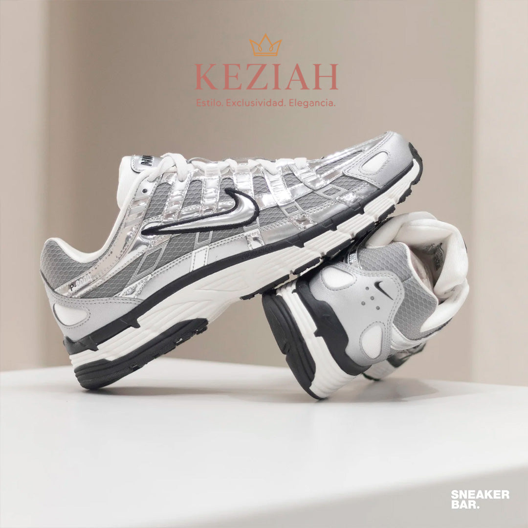 Nike P-6000 en color plateado metálico.