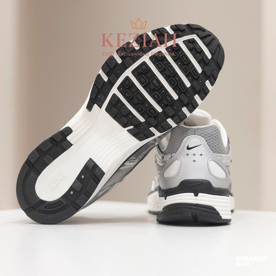 Nike P-6000 en color plateado metálico.