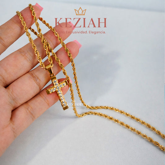 Collar de cruz en acero inoxidable dorado, con cadena tipo cordón y detalles brillantes. Elegante, resistente y perfecto para uso diario sin perder su brillo.