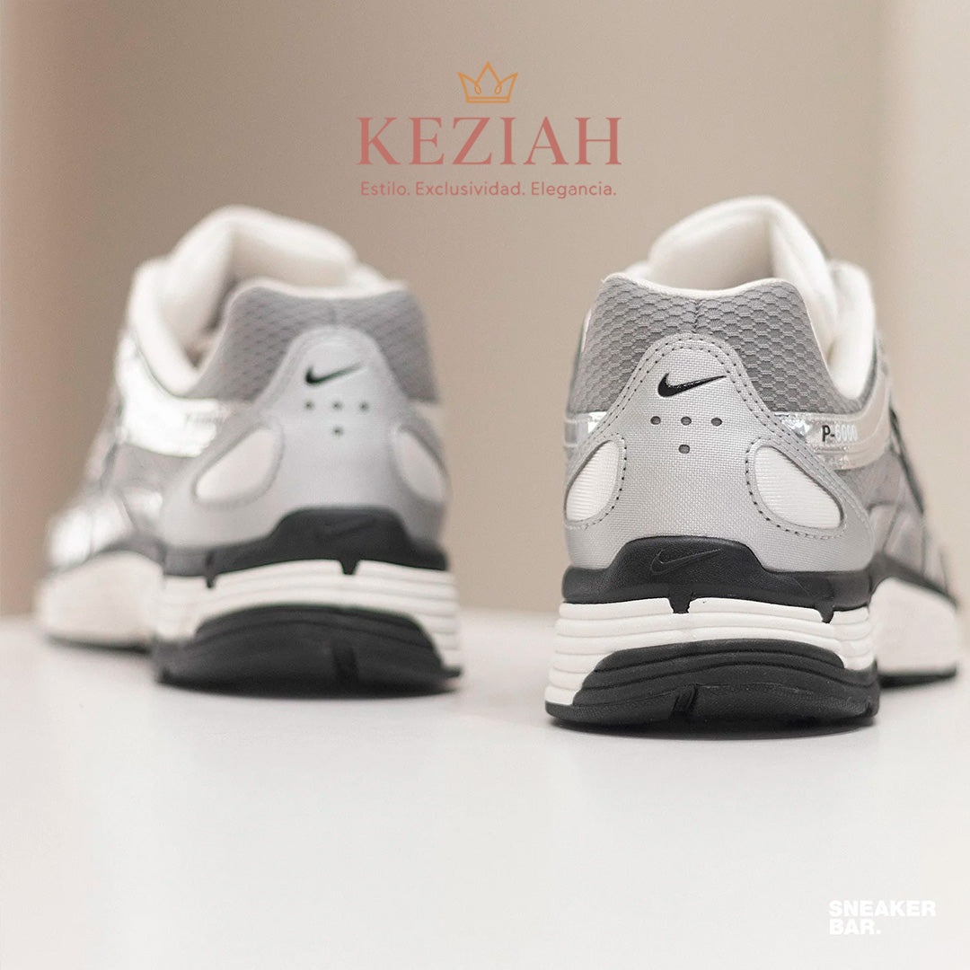 Nike P-6000 en color plateado metálico.