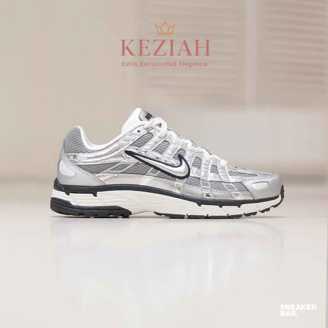Nike P-6000 en color plateado metálico.