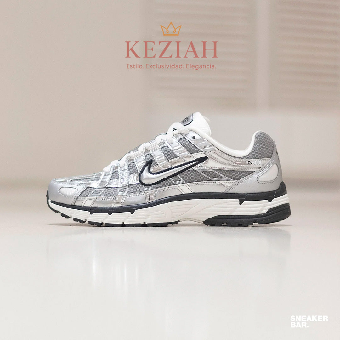 Nike P-6000 en color plateado metálico.