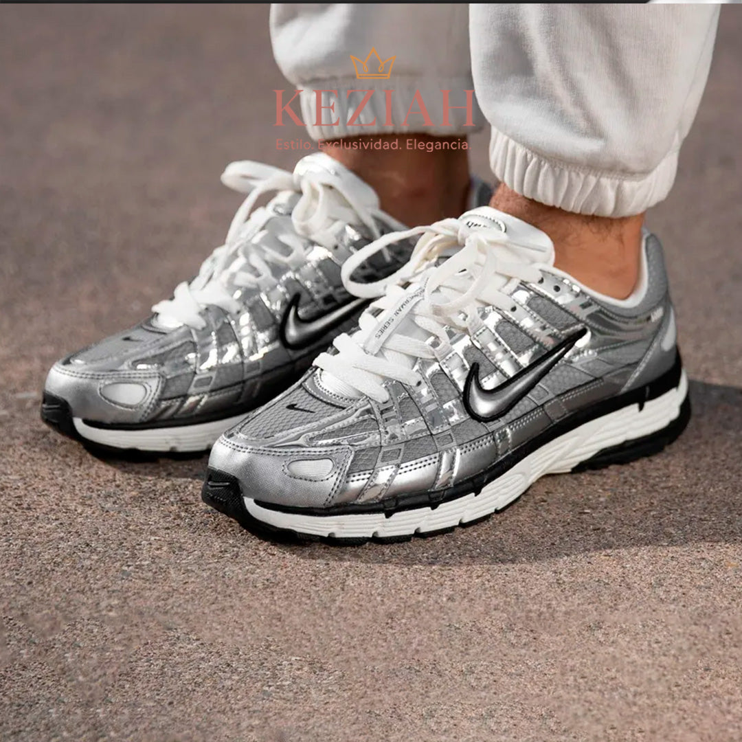 Nike P-6000 en color plateado metálico.