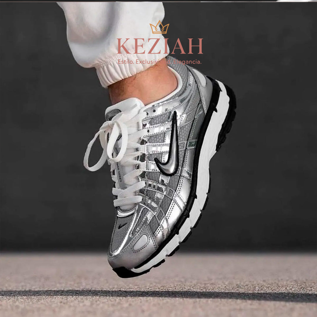 Nike P-6000 en color plateado metálico.